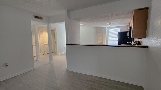 Building Photo - FOR RENT 2 BED 2 BATH SECOND FLOOR CONDO