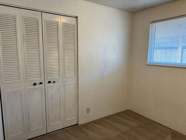 Building Photo - 3 bedroom 1.5 bathroom duplex