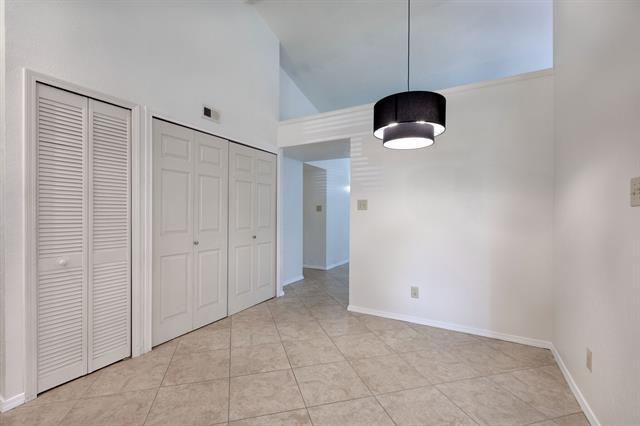 Building Photo - 3037 Hamlet Ct