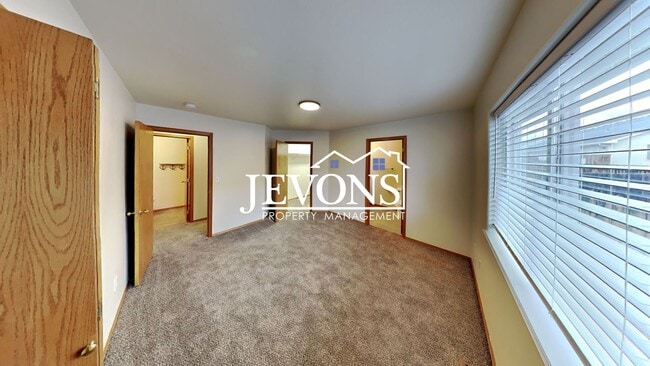 Building Photo - Two-bedroom home with a fully equipped kit...