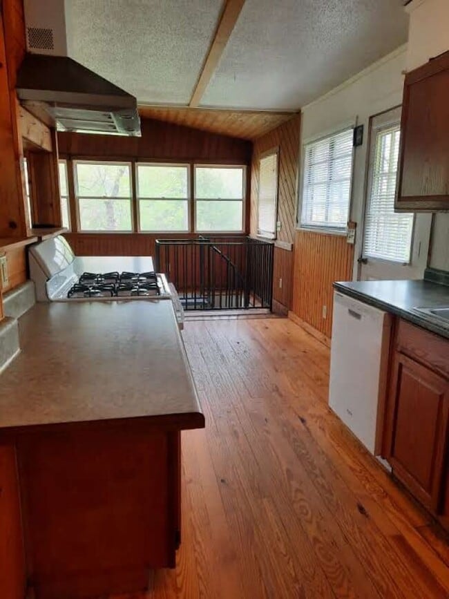Building Photo - $1,500 - 2 Bedroom 1.5 Bathroom Cottage on...
