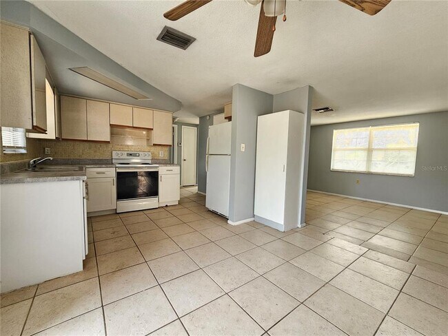 Building Photo - 7825 Sagebrush Dr