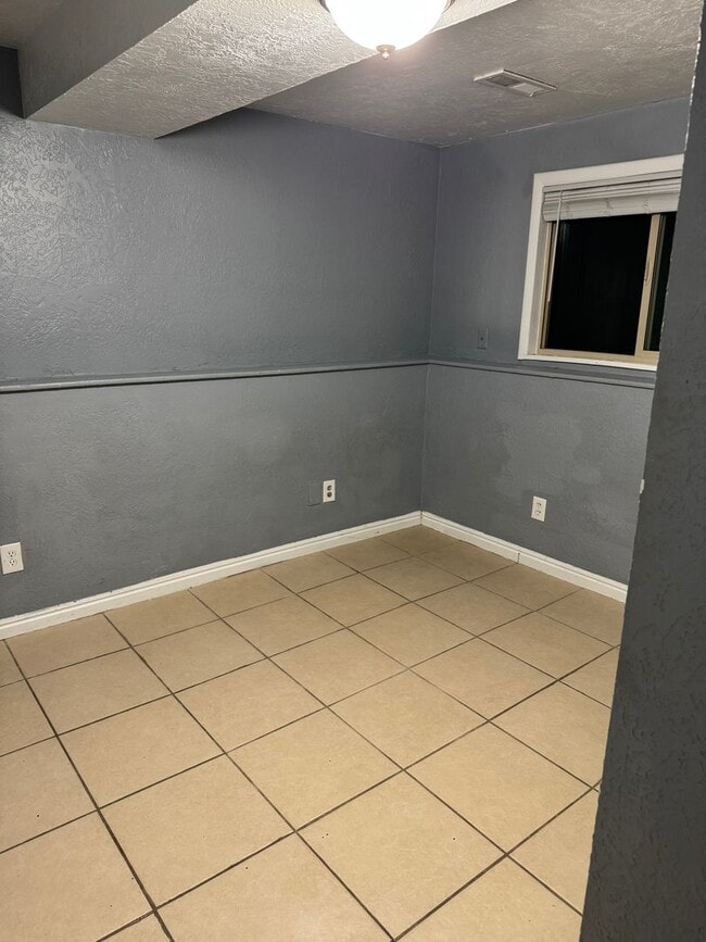 Building Photo - Beautiful 4-Bedroom, 2-Bath Home with Clas...