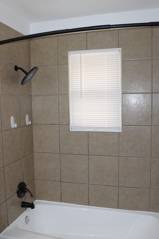 Building Photo - Spacious 4 bedrooms and 2 bathrooms in Kan...