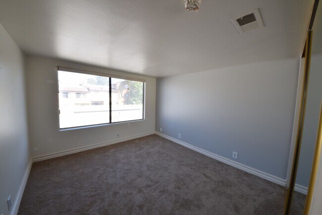 Building Photo - ***Amazing 2 Bed 2.5 Bath Westwood Condo U...