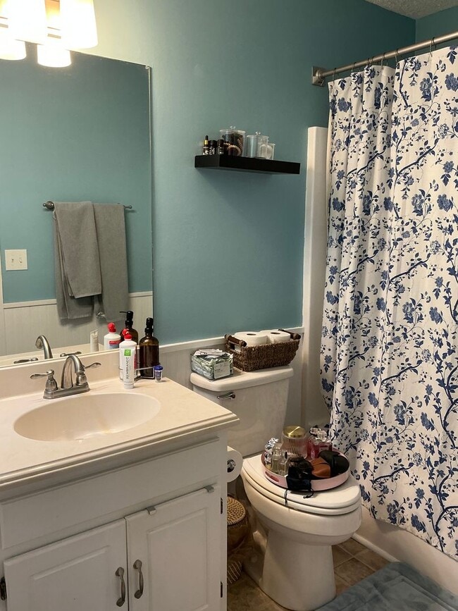 Building Photo - 2/2