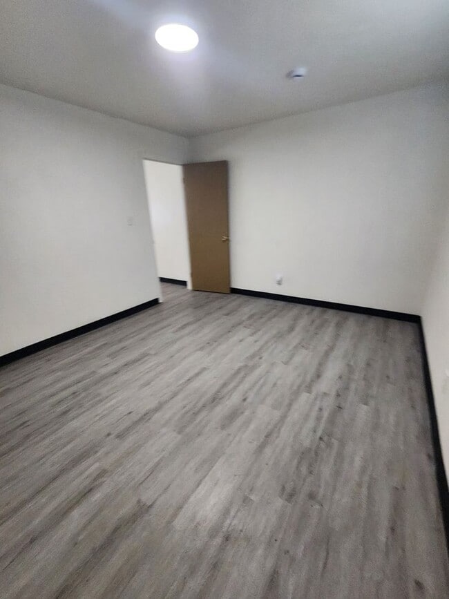 Building Photo - 4 Bedroom Clean House For Rent