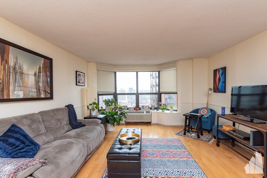 Building Photo - 899 S Plymouth Ct