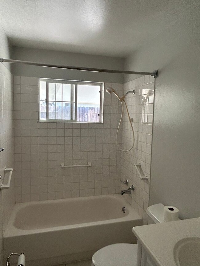 Building Photo - NICE OLDER HOME IN ESTABLISHED AREA