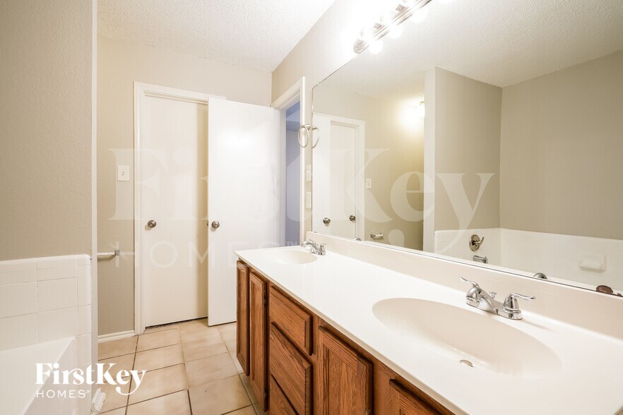 Building Photo - 1150 Lombard Ln