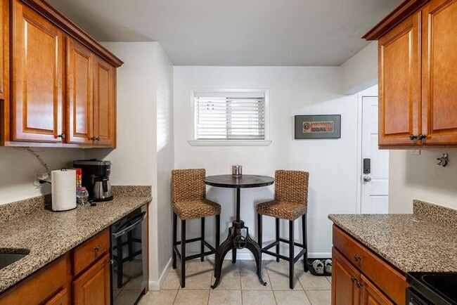 Building Photo - 250 Little St