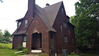 Building Photo - 4 bedroom 2 full baths Upper Northside Youngstown