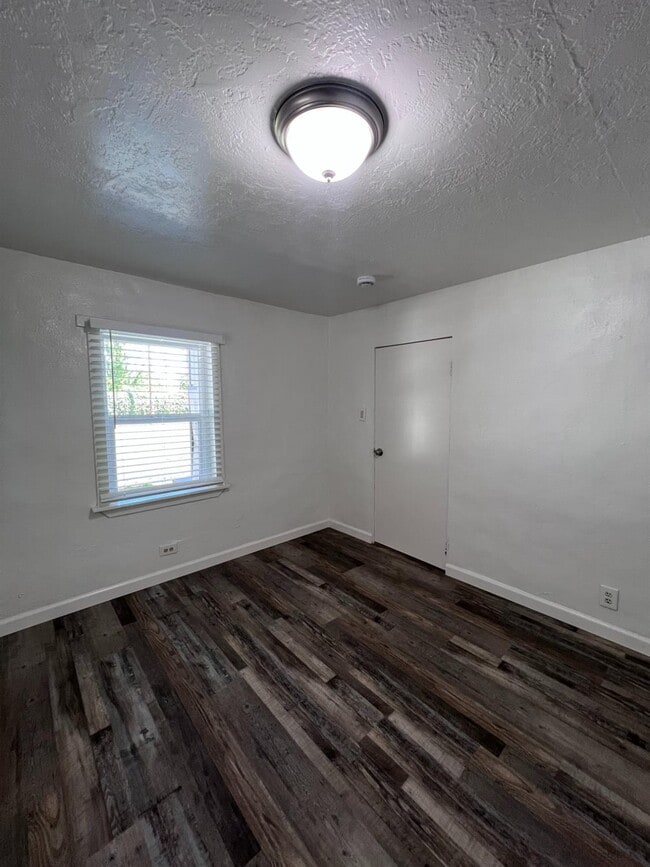 Building Photo - 230 W Pinedale Ave