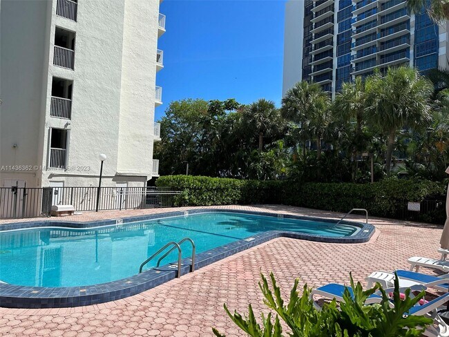 Building Photo - 1440 Brickell Bay Dr