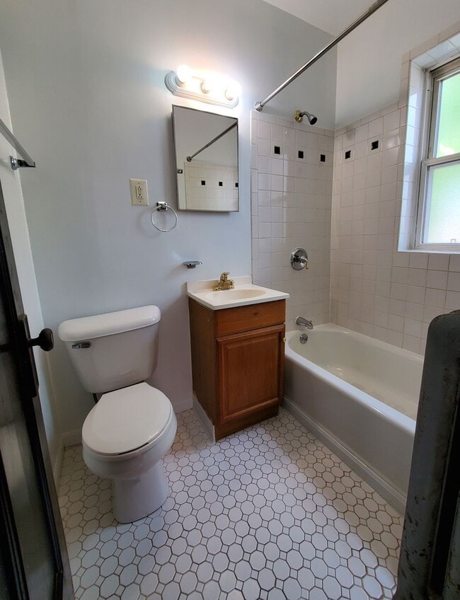 Building Photo - 5639 N Magnolia Ave