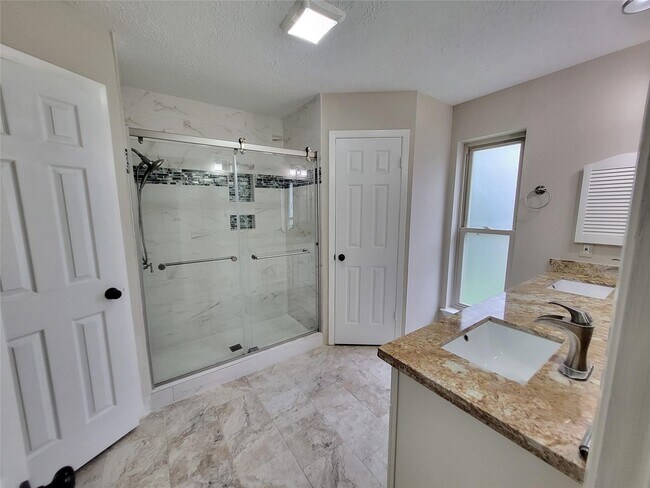 Building Photo - 2711 S Brompton Dr