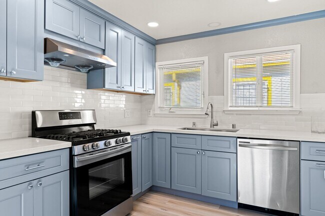 Building Photo - Remodeled 4-Bedroom House w/ Private Yard in Oakland