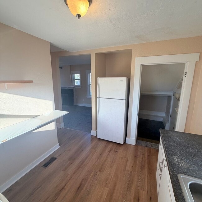 Building Photo - 2216 N Oak St