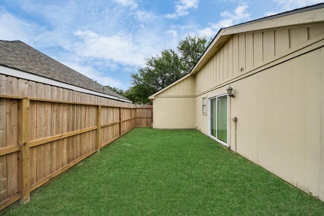 Building Photo - 2614 Village Cir Dr