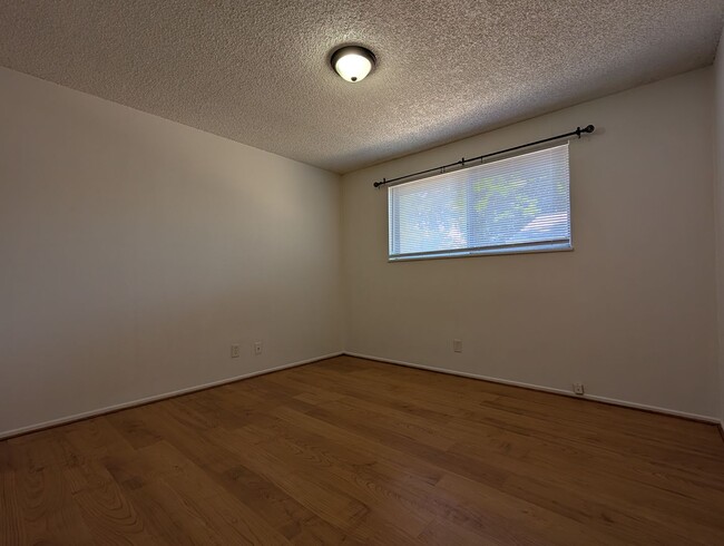 Building Photo - 3-bedroom, 1-Bath Duplex On a Corner Lot In The Bethel Area