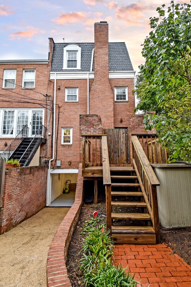 REAR DECK - 4200 River Rd NW