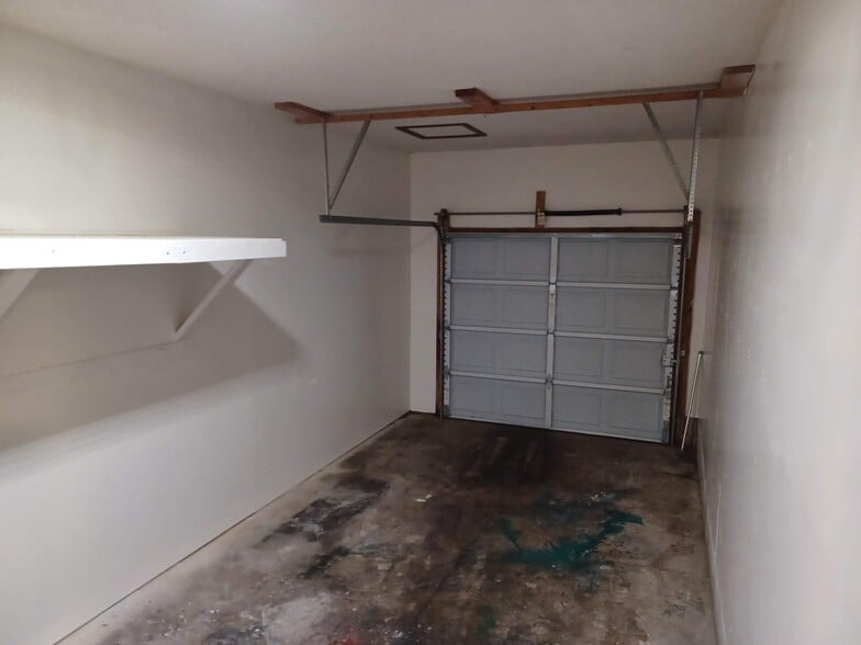 Garage - 1606 Campus Dr