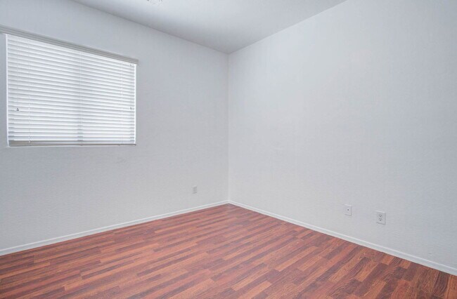 Building Photo - 4836 S Summit Ct