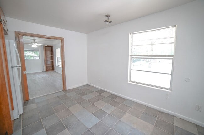Building Photo - 3 Bed / 2 Bath Brick Home With Yard In Town