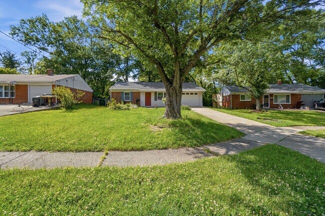 Building Photo - Three Bedroom Home with Great Outdoor Entertainment Space!