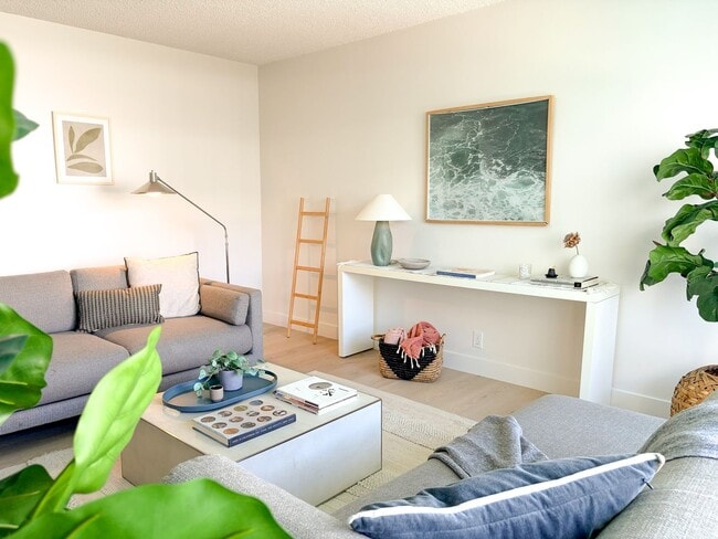 Building Photo - Townhouse Aparts