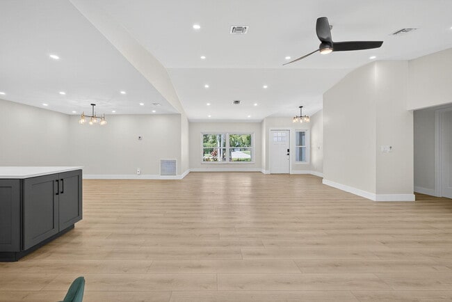 Building Photo - 280 Sulky Way