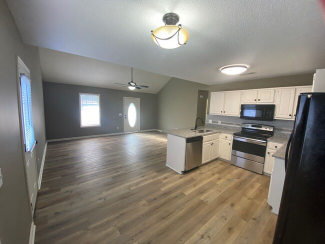 Building Photo - 3 Bed/ 3 Bath