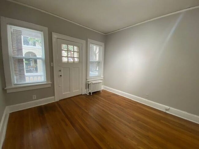 Building Photo - Experience the best of VA Highlands living! Cozy One Bedroom Apartment Available Now!