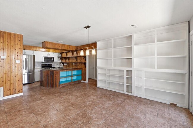 Building Photo - 7000 Shannon Dr