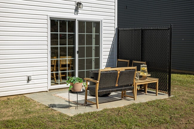 Building Photo - 196 Sierra Cir