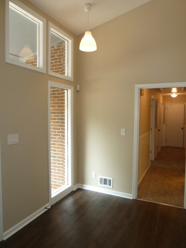 Building Photo - 3 Bed / 2.5 Bath with 2300 Square Feet!! A...