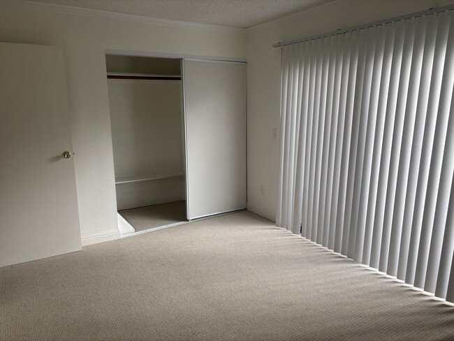 Building Photo - 221 College View Dr