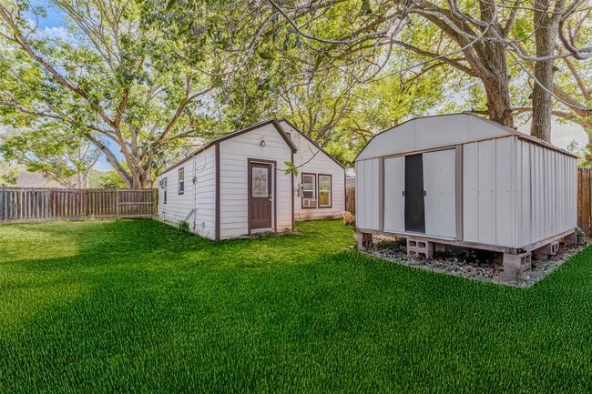 Building Photo - 607 N Speed St