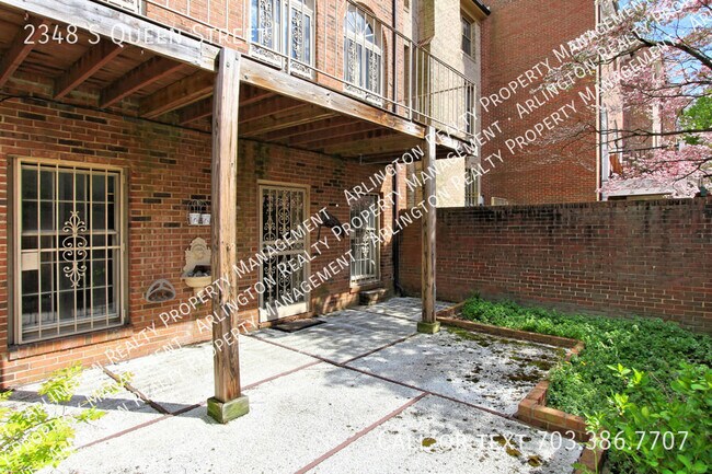 Building Photo - 2348 S Queen St
