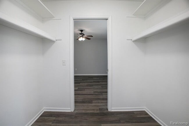 Building Photo - 15054 Riverside Dr
