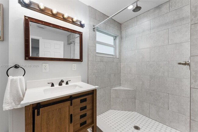 Building Photo - 230 SW 12th Ave