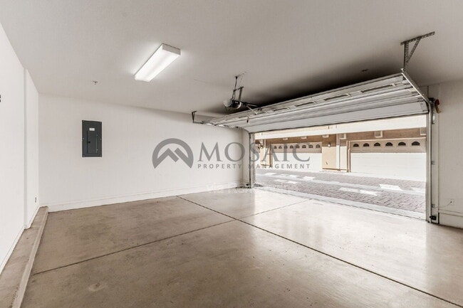 Building Photo - 900 S 94th St