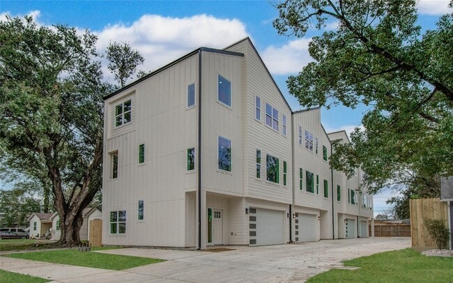 Building Photo - 5024 Winnetka St