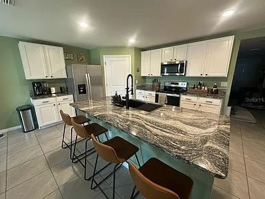 Building Photo - Spacious 4BR in Desirable Deer Path North!