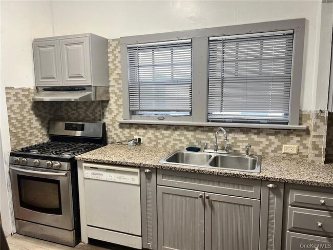 Building Photo - 65 Monhagen Ave