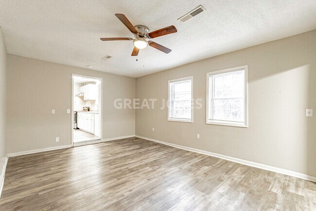 Building Photo - NOW OFFERING FIRST FULL MONTH FREE!