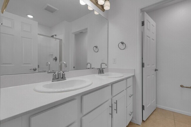 Building Photo - $2,595.00, 3 bed, 2.5 bath Townhouse in Au...
