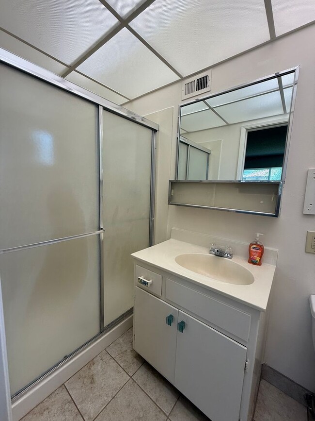 Building Photo - 3 bed 2 bath available in Sacramento!