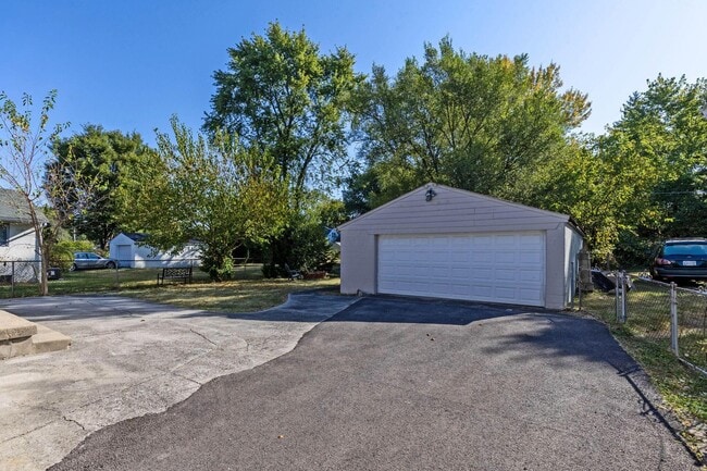 Building Photo - 3134 Medina Ave