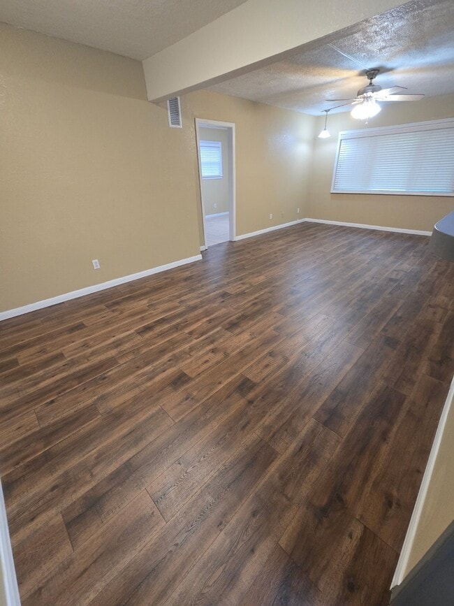 Building Photo - 833 Magnolia St